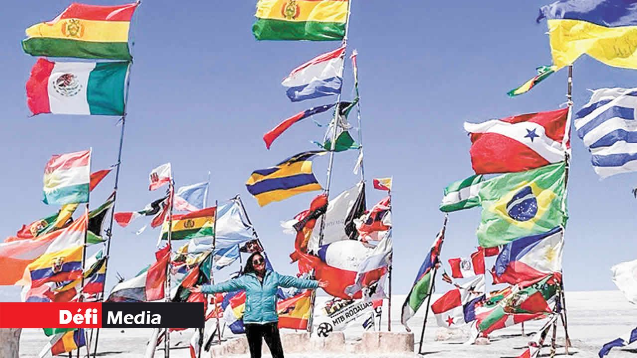 En Bolivie, ils passent la nuit dans le plus grand désert de sel au monde, le salar d’Uyuni.