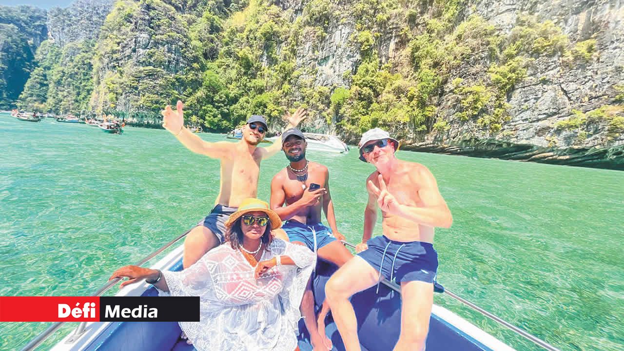 Derrière chaque photo, il y a une histoire qui rend l’aventure inoubliable. Ici en Thailande, Loïc était tombé malade.