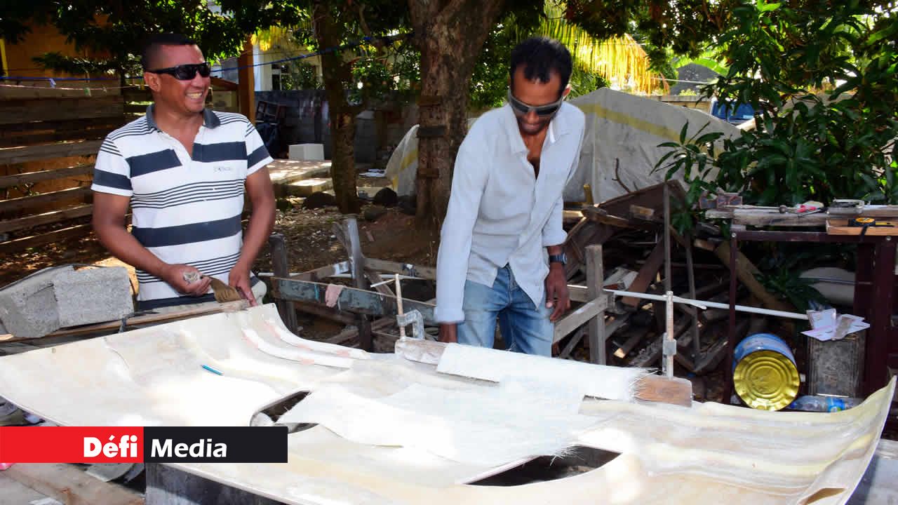 1. La coque est placée comme gabarit. Ridgy