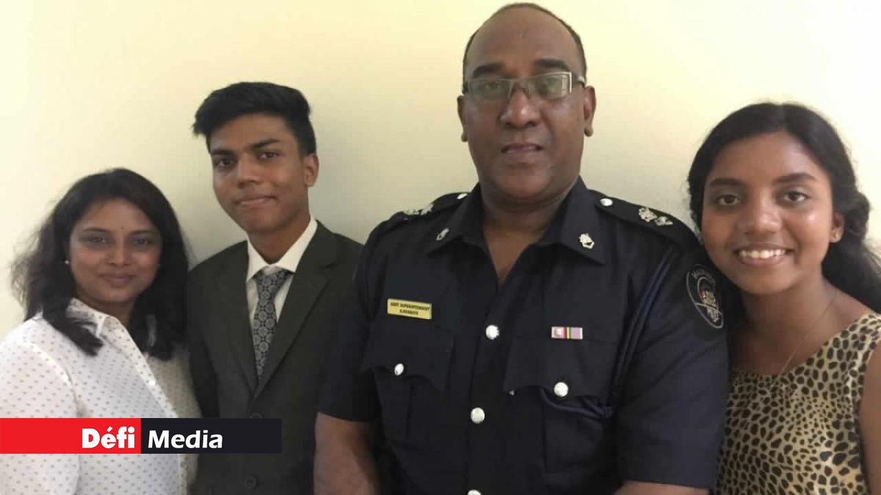 L'officier avec sa famille lors de sa promotion en 2016.