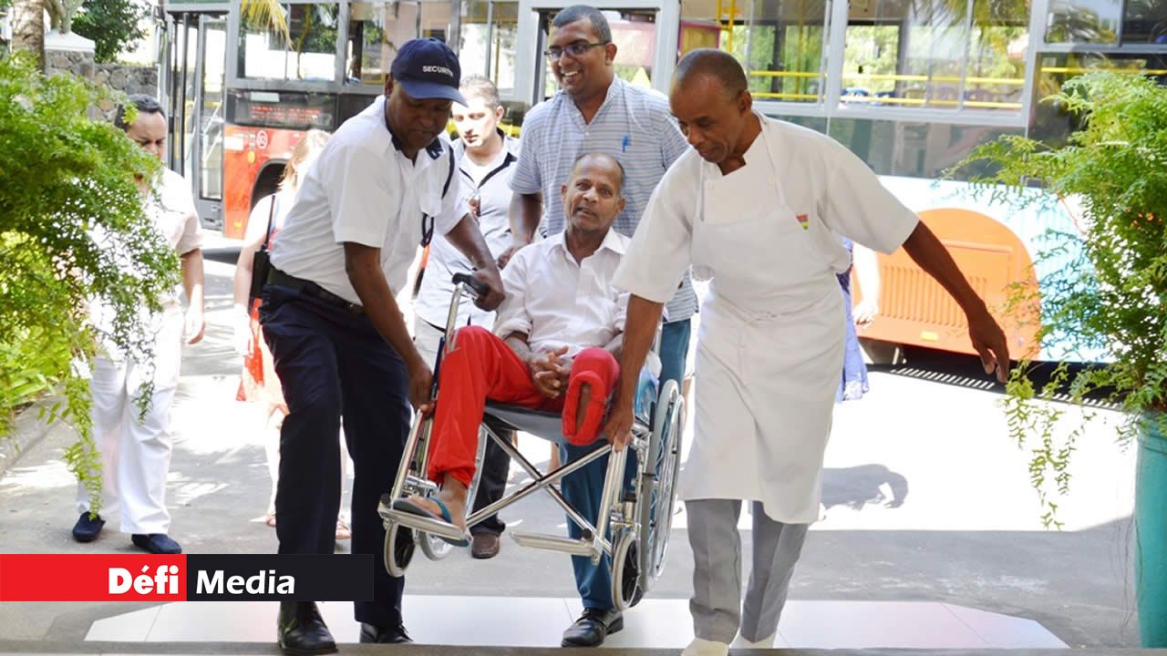 Avec un âge avancé, on est obligé de solliciter l’aide des autres. Avec un âge avancé, on est obligé de solliciter l’aide des autres.