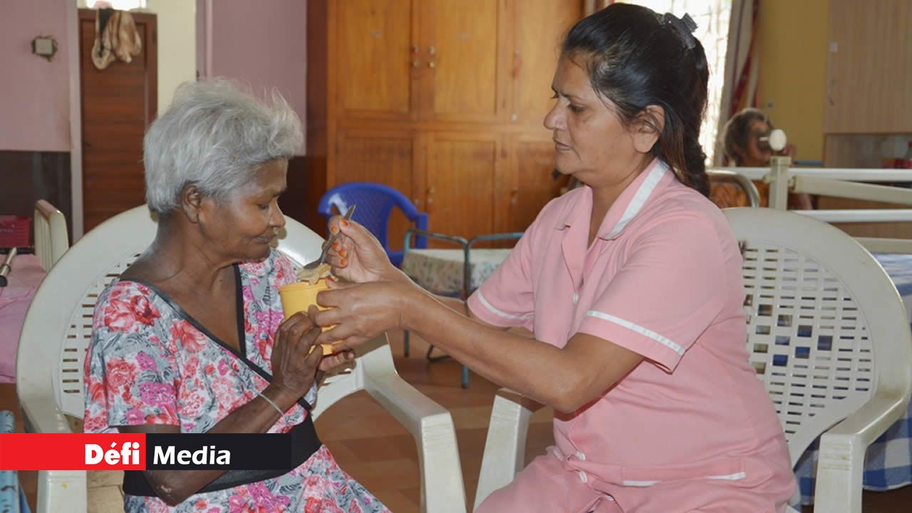 Ceux ou celles qui sont laissés dans un « home » sont pris en charge par des aides-soignantes. Ceux ou celles qui sont laissés dans un « home » sont pris en charge par des aides-soignantes.