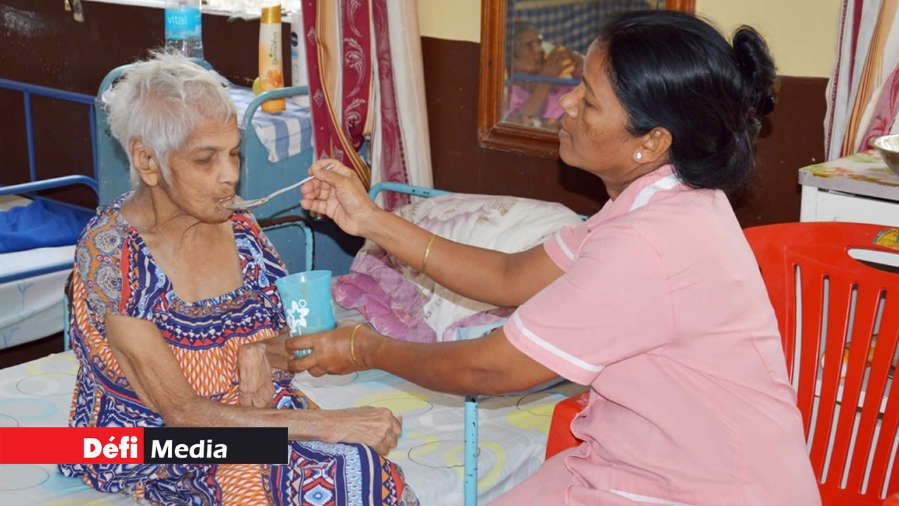 Ceux ou celles qui sont laissés dans un « home » sont pris en charge par des aides-soignantes. Ceux ou celles qui sont laissés dans un « home » sont pris en charge par des aides-soignantes.