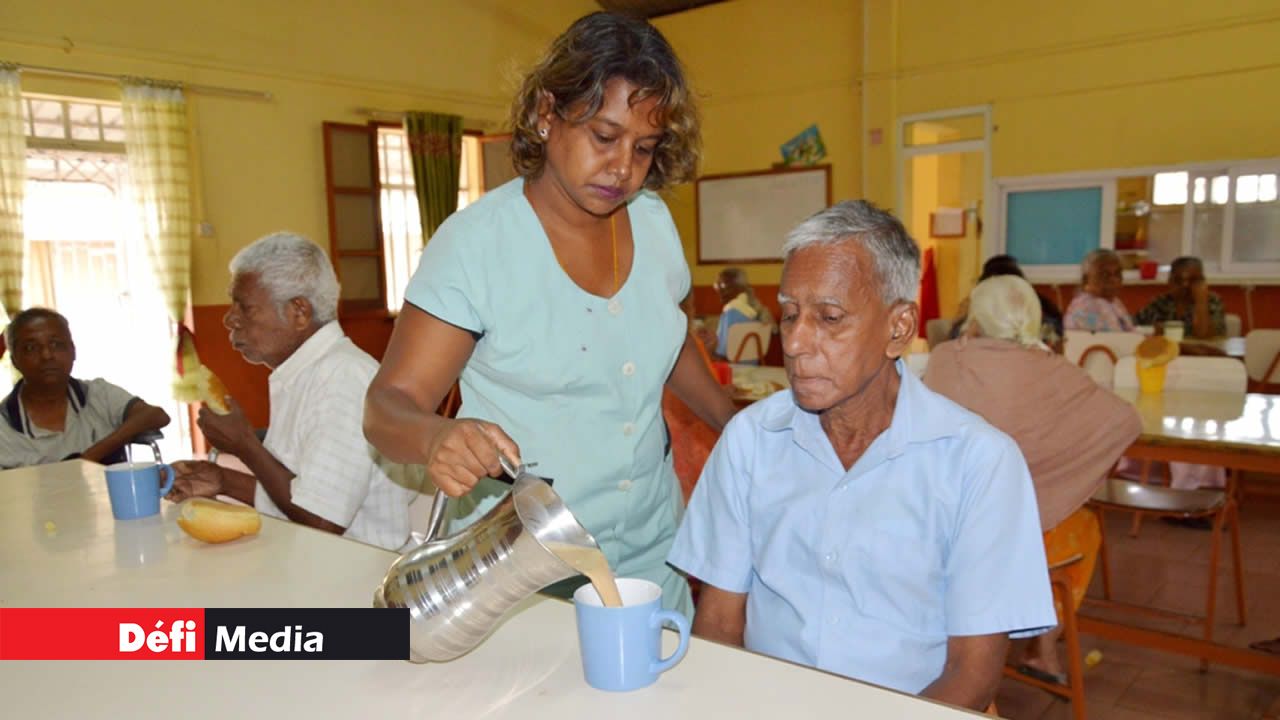Ceux ou celles qui sont laissés dans un « home » sont pris en charge par des aides-soignantes. Ceux ou celles qui sont laissés dans un « home » sont pris en charge par des aides-soignantes.