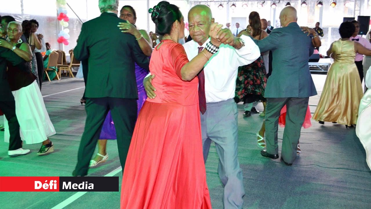 Les bals rétros leur procurent la joie de vivre. Les bals rétros leur procurent la joie de vivre.