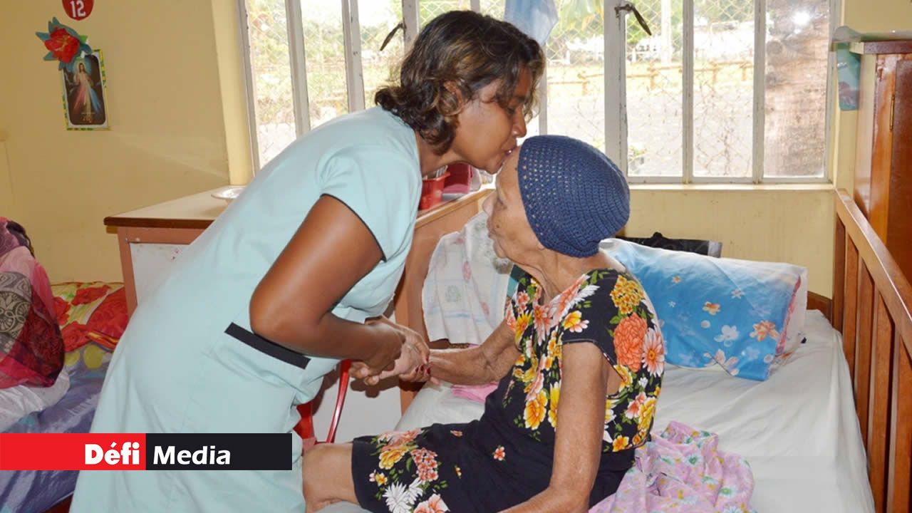 Des petits soins et des câlins leur font oublier peine et chagrin. Des petits soins et des câlins leur font oublier peine et chagrin.