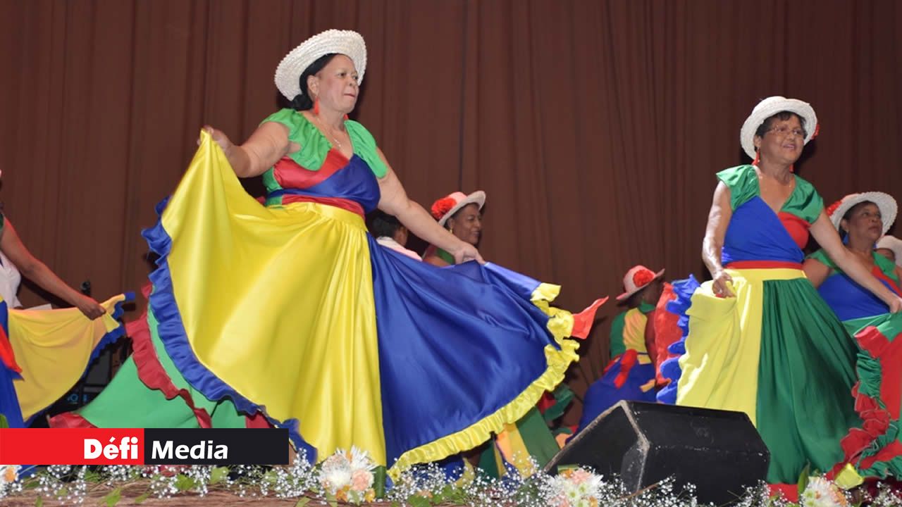 Une belle prestation des femmes du 3e âge. Une belle prestation des femmes du 3e âge.