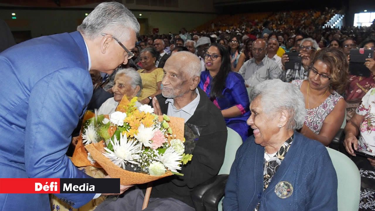 Même le Premier ministre Pravind Jugnauth a voulu honorer le 3e âge lors de la fête des seniors citizens le 11 octobre au SVICC. Même le Premier ministre Pravind Jugnauth a voulu honorer le 3e âge lors de la fête des seniors citizens le 11 octobre au SVICC.