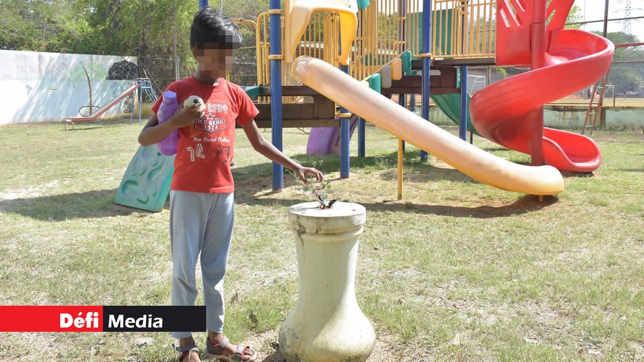 Les fils électriques répresentent un danger pour les enfants qui fréquentent ce lieu. Les fils électriques répresentent un danger pour les enfants qui fréquentent ce lieu.