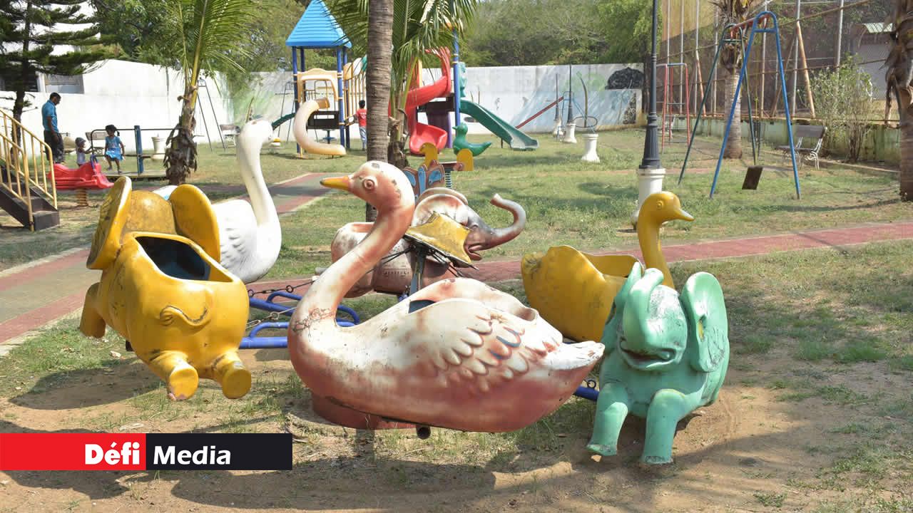 Le manège en mauvais état et que les enfants ne peuvent plus l’utiliser. Le manège en mauvais état et que les enfants ne peuvent plus l’utiliser.