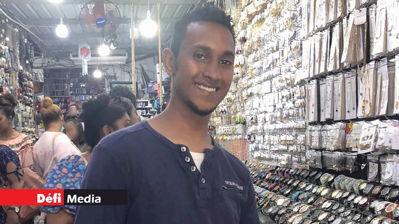 Henri, vendeur dans un magasin de Port-Louis.