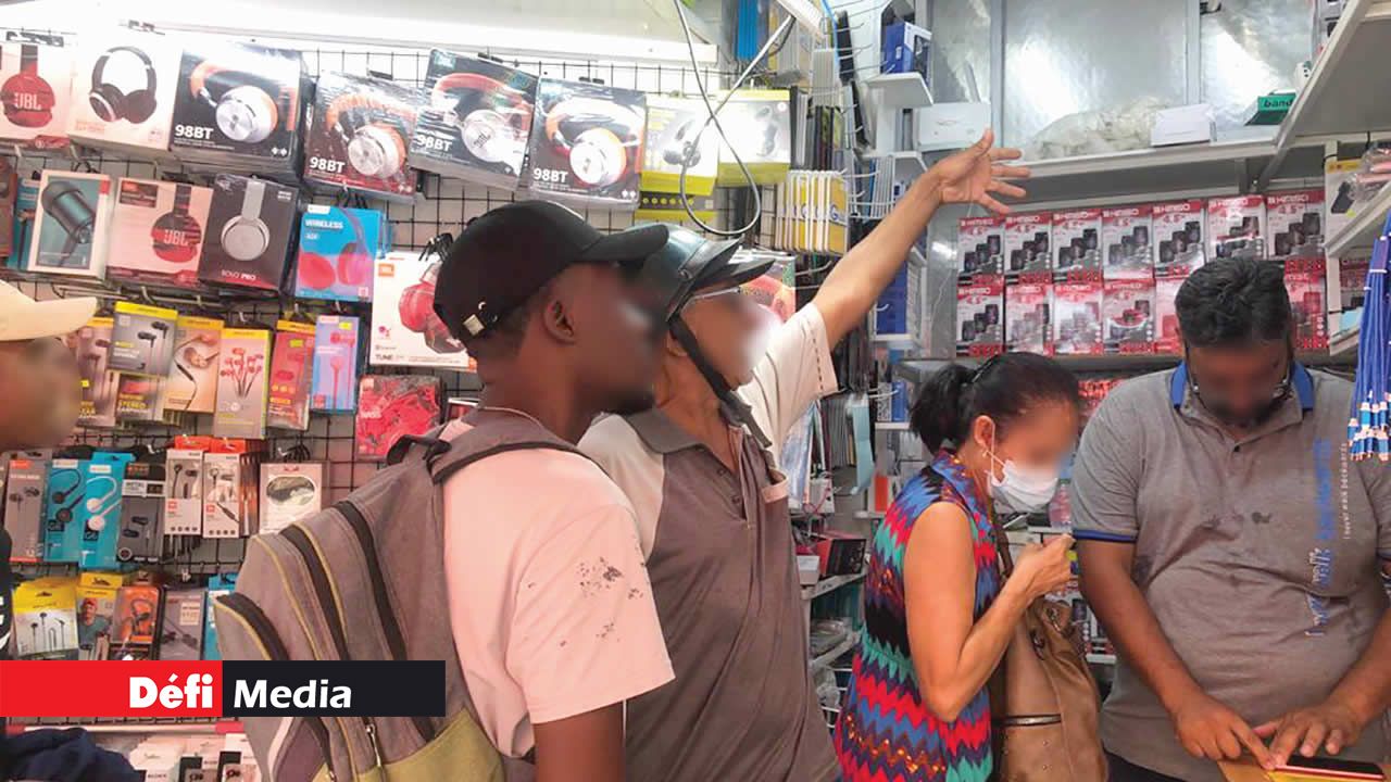 Chez Taweer, commerçant spécialisé dans les équipements technologiques, les ventes laissent à désirer. Pour Noël, il a dû casser les prix.