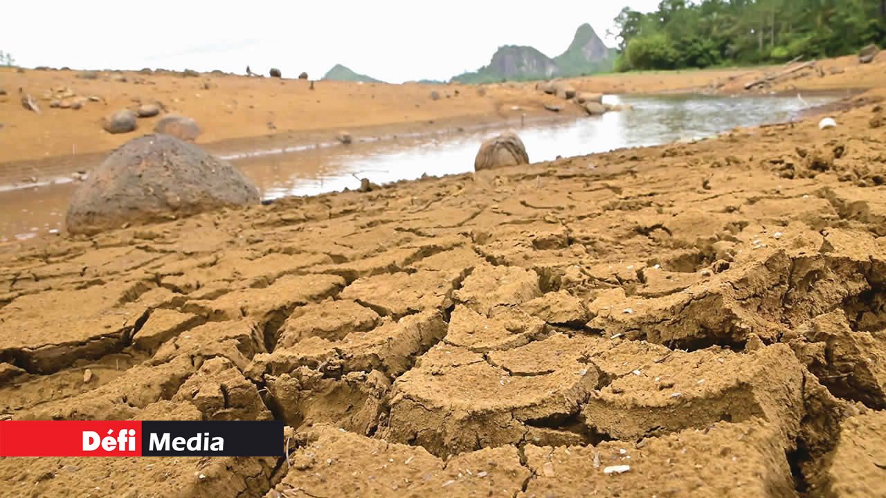 Le réservoir de Piton-du-Milieu est presque à sec, en témoigne cette terre craquelée…