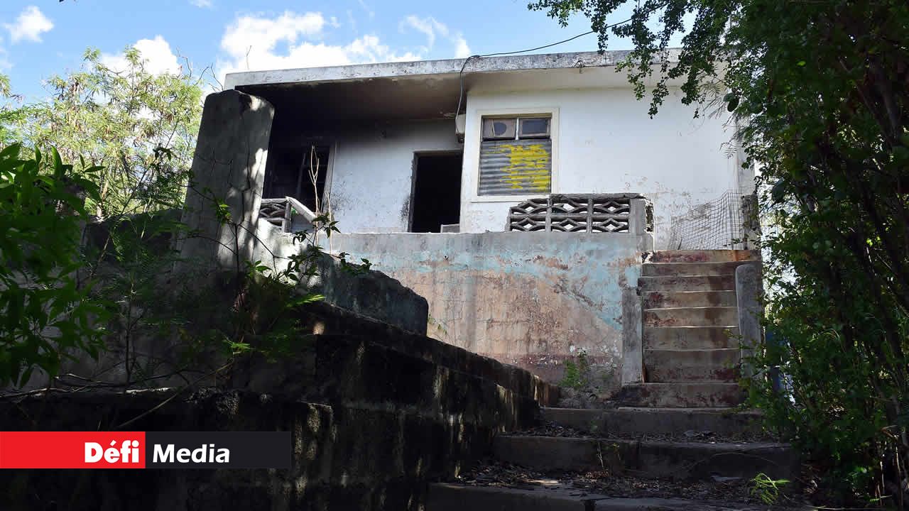 Maisons donnant sur la route royale à Pointe-aux-Sables, laissées à l’abandon. Port-Louis, capitale de la désolation