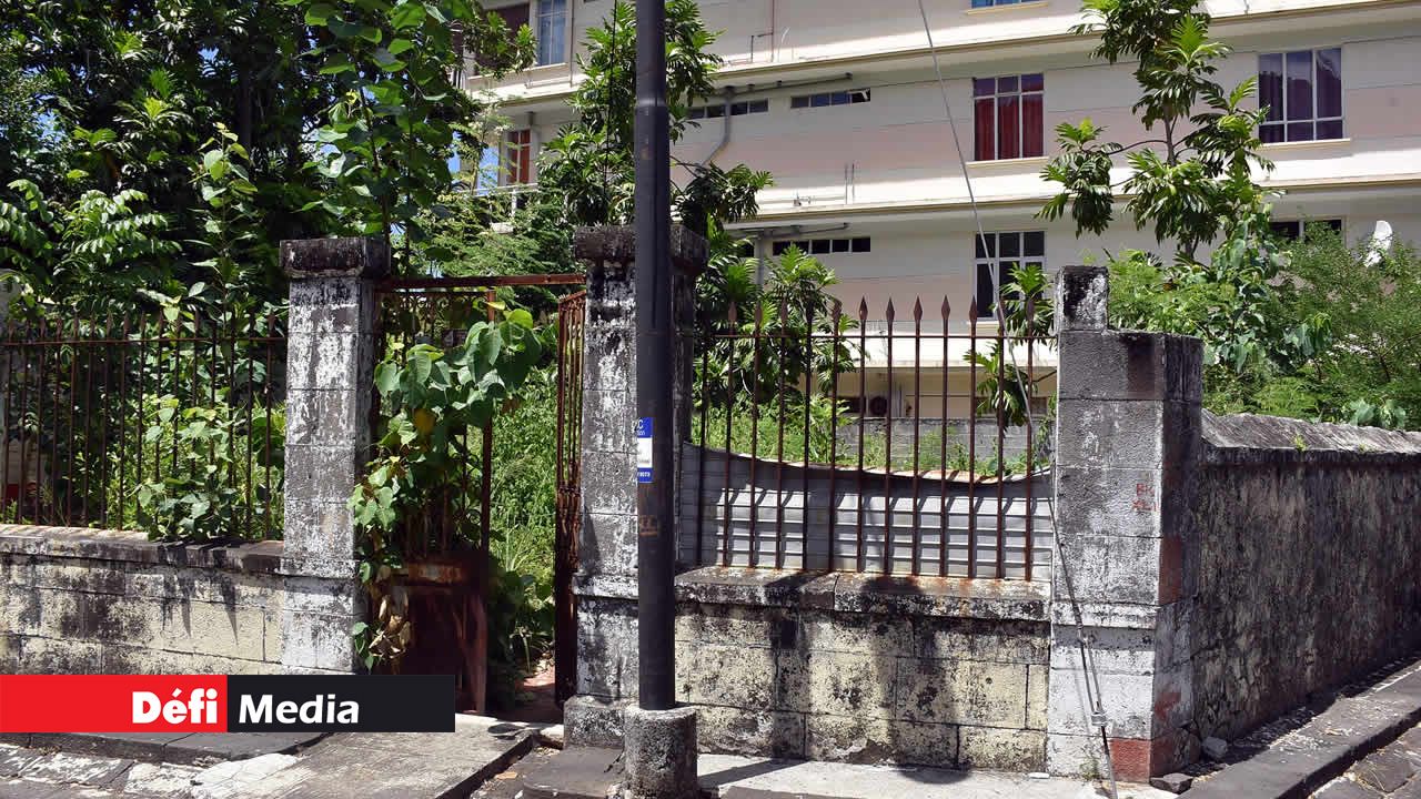 Enclos délabré à rue Raoul Rivet. Port-Louis, capitale de la désolation