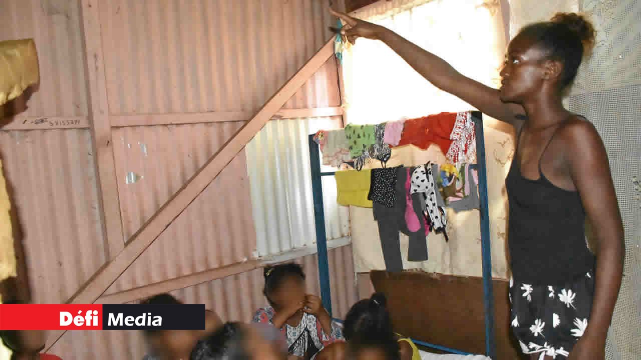 À Résidence Richelieu, Christella montre l’eau qui s’infiltre dans sa maison à chaque averse. Fortes pluies