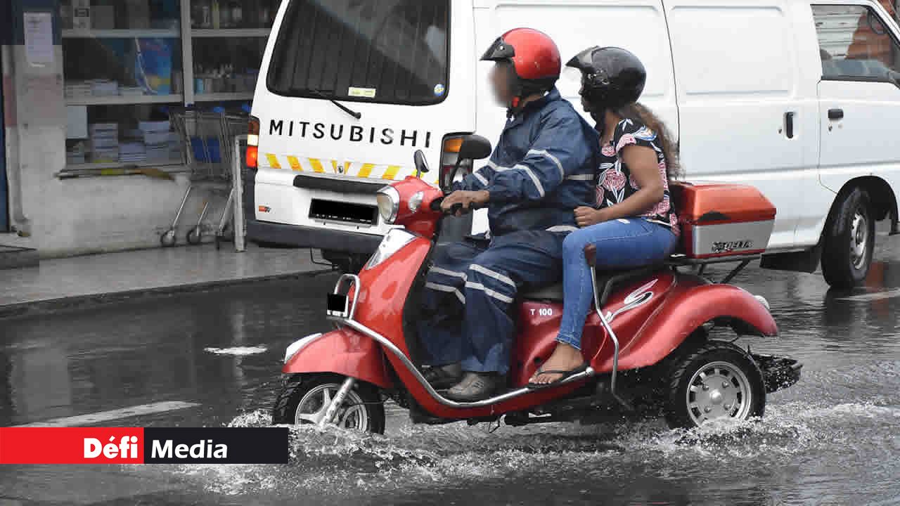 Des accumulations d’eau ont été notées sur les routes, comme ici à Mont-Roches. Fortes pluies