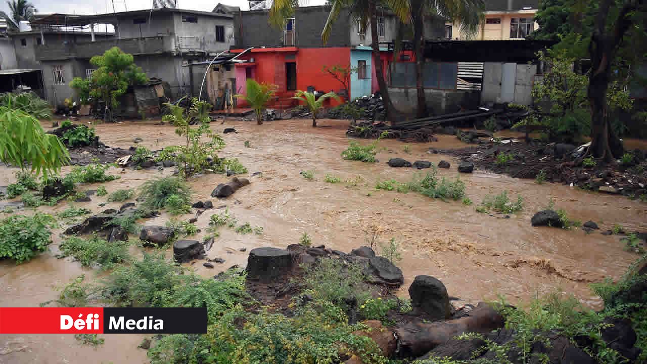 Le ruisseau qui longe cette rangée de maisons à Gros-Cailloux a envahi la cour. Fortes pluies
