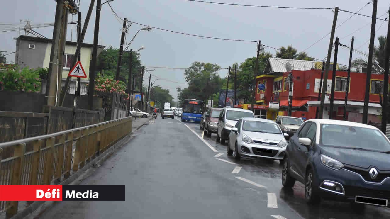Les automobilistes sortant de Petite-Rivière pour se rendre à la capitale ont dû prendre leur mal en patience car le trafic a été perturbé. Fortes pluies