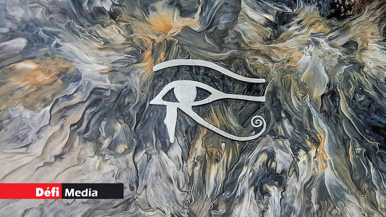 L’œuvre « Eye of Horus », réalisée avec la technique de l’art fluide.