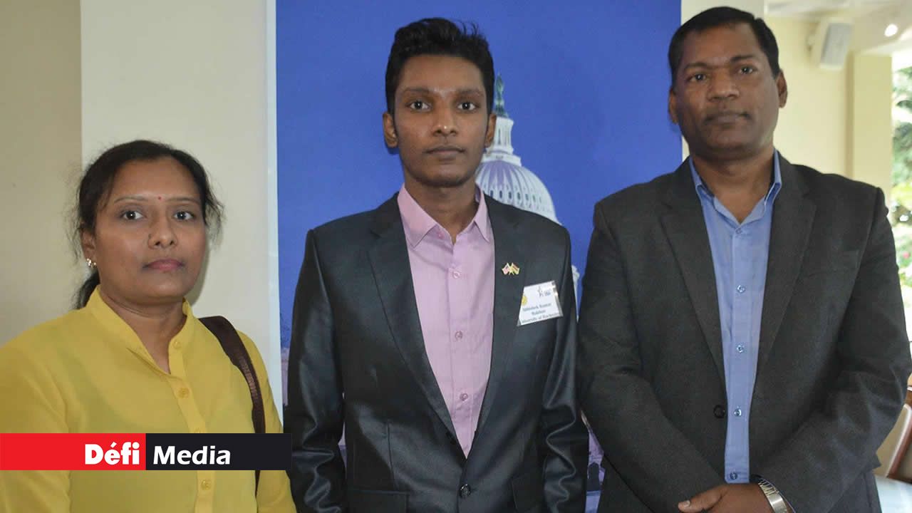 Le jeune boursier en compagnie de ses parents. 