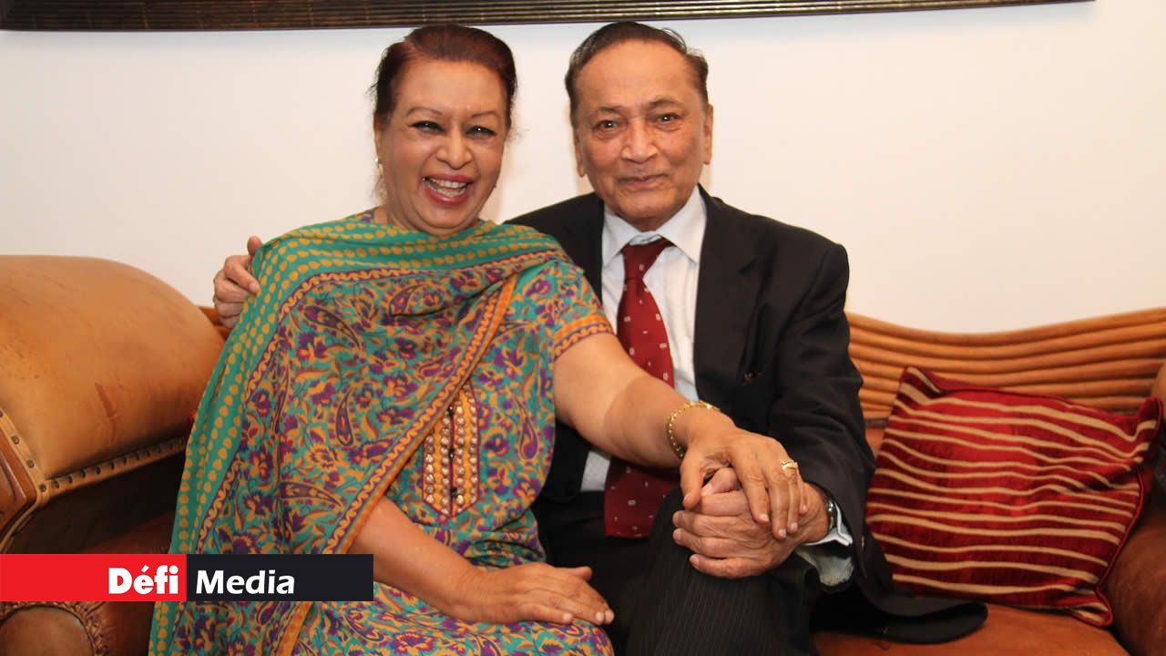 52 ans après, Yousuf et Zeinah Mohamed filent le parfait amour.