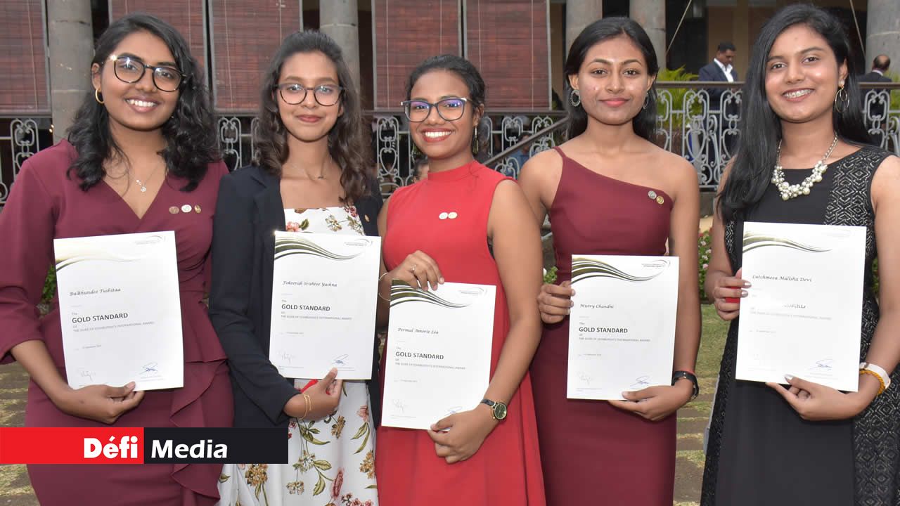 Bulkhundee Tushitaa, Fokeerah Srishtee Yashna, Permal Amorie Léa, Mistry Chandni et Lutchmeea Malisha Devi. Bulkhundee Tushitaa, Fokeerah Srishtee Yashna, Permal Amorie Léa, Mistry Chandni et Lutchmeea Malisha Devi.