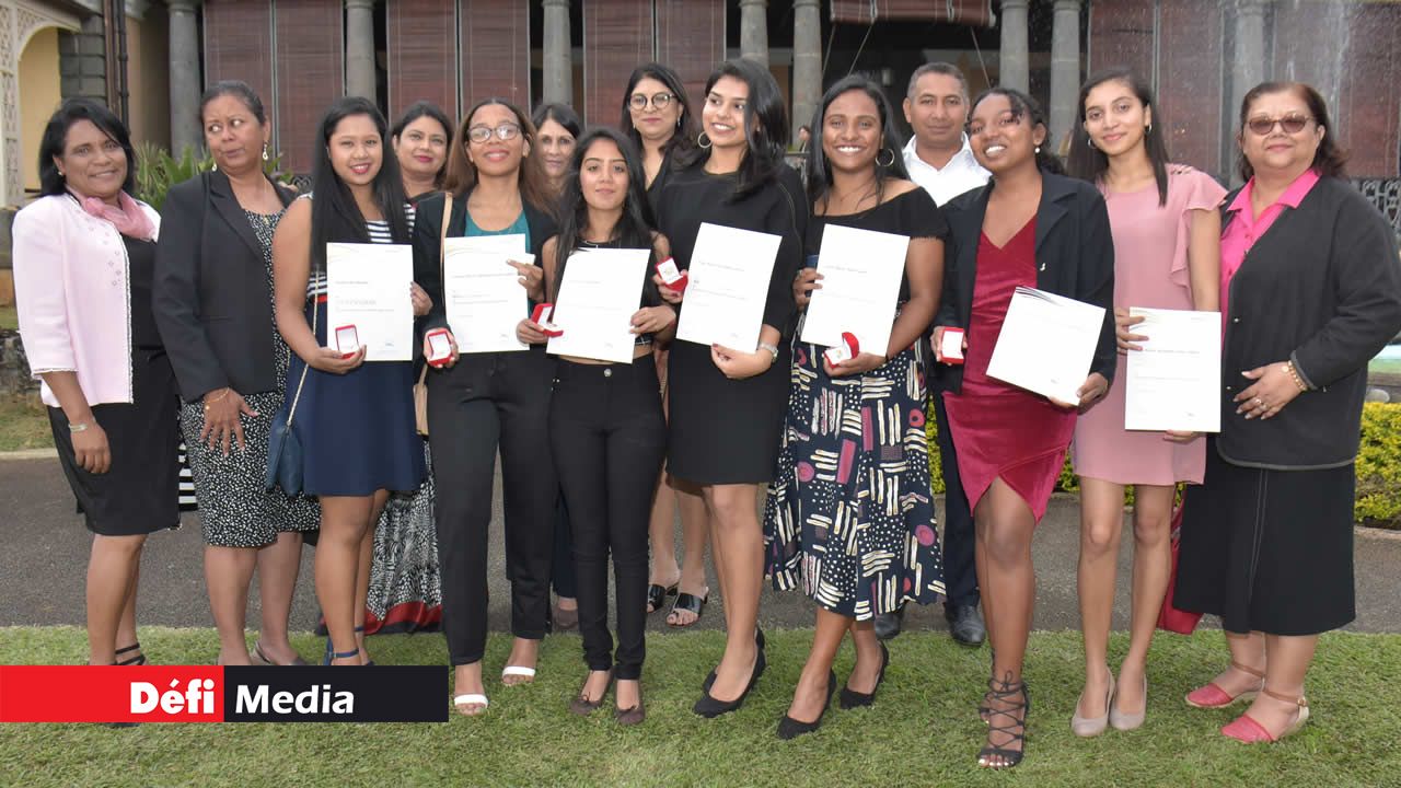 L’équipe du collège de Lorette de Quatres-Bornes. L’équipe du collège de Lorette de Quatres-Bornes.