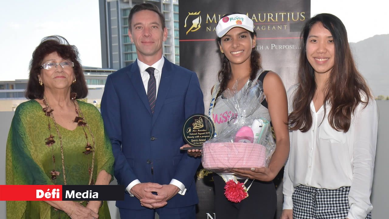 Primerose Obeegadoo, présidente du comité d’organisation de Miss Mauritius, Julien Glannes, General Manager du Hennessy Park Hotel, Ava Memero et Sandra To-Pow-Wan, Marketing Manager de Topodom (dont la marque Missy est le sponsor officiel du concours). Primerose Obeegadoo, présidente du comité d’organisation de Miss Mauritius, Julien Glannes, General Manager du Hennessy Park Hotel, Ava Memero et Sandra To-Pow-Wan, Marketing Manager de Topodom (dont la marque Missy est le sponsor officiel du concours).