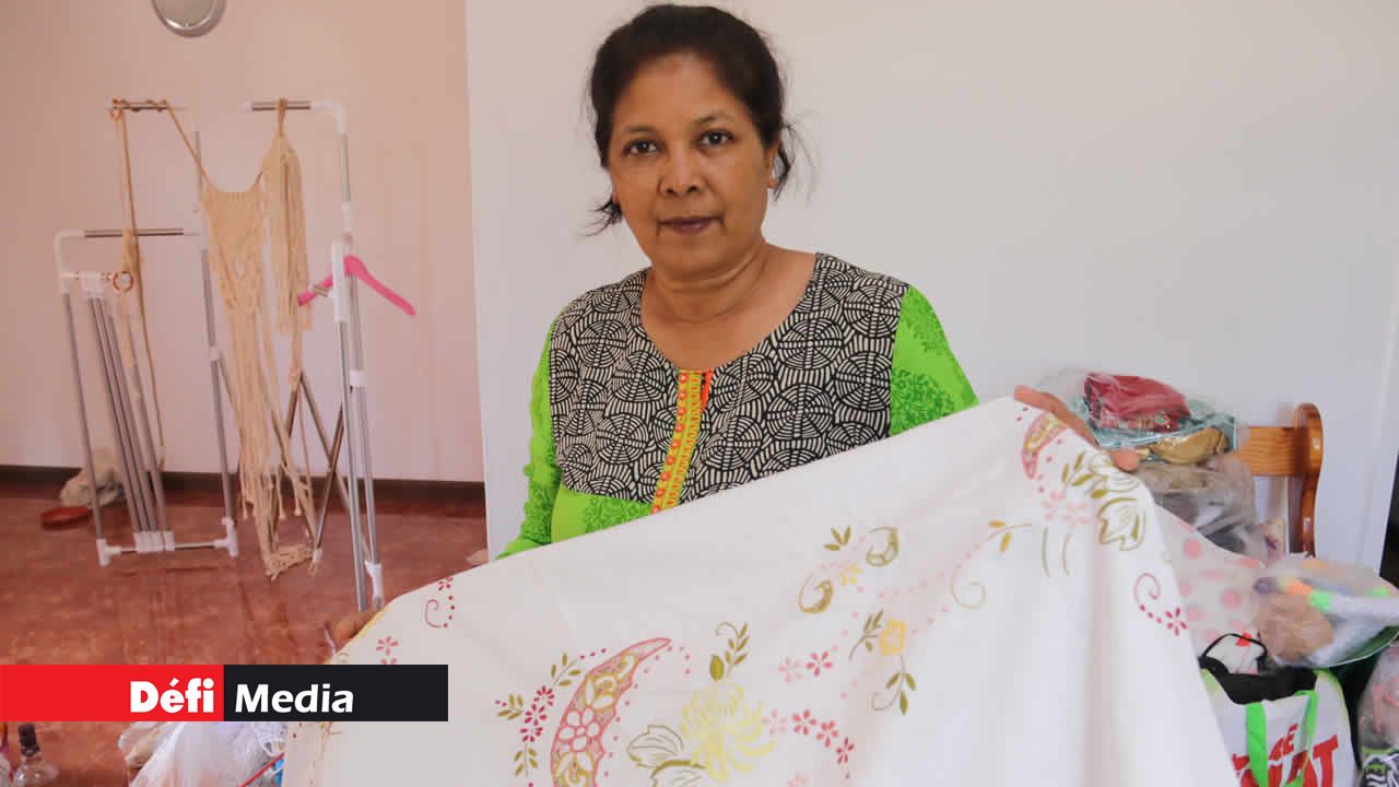 Une nappe brodée à la main. Bharati