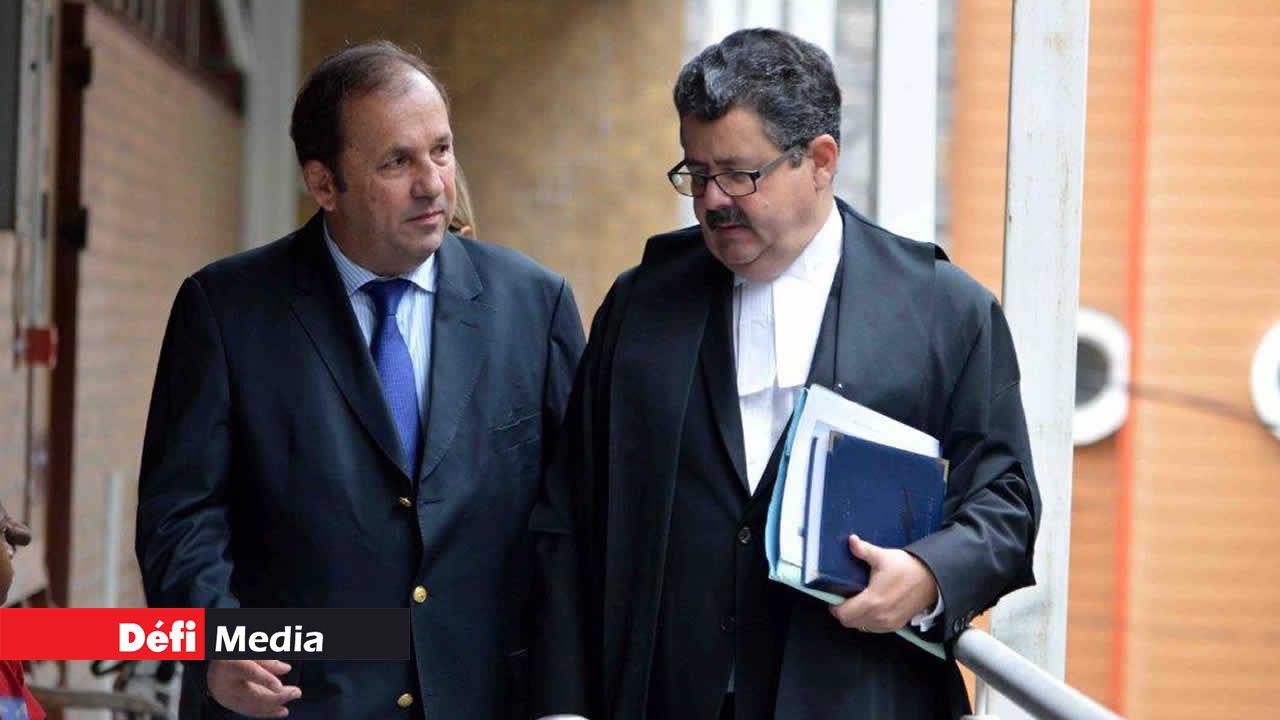 Bernard Maigrot et son avocat Gavin Glover 