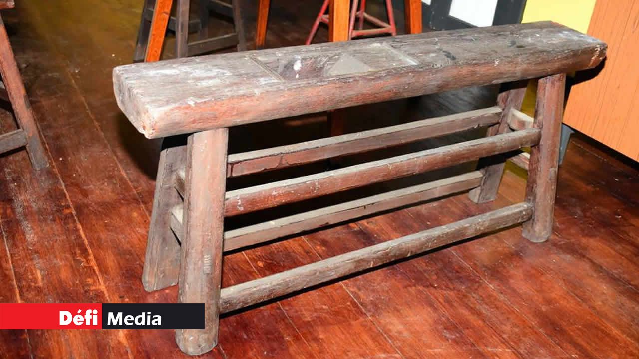 Non, ce n’est pas un banc mais un support qui servait à raboter le bois auparavant. Immigrants chinois