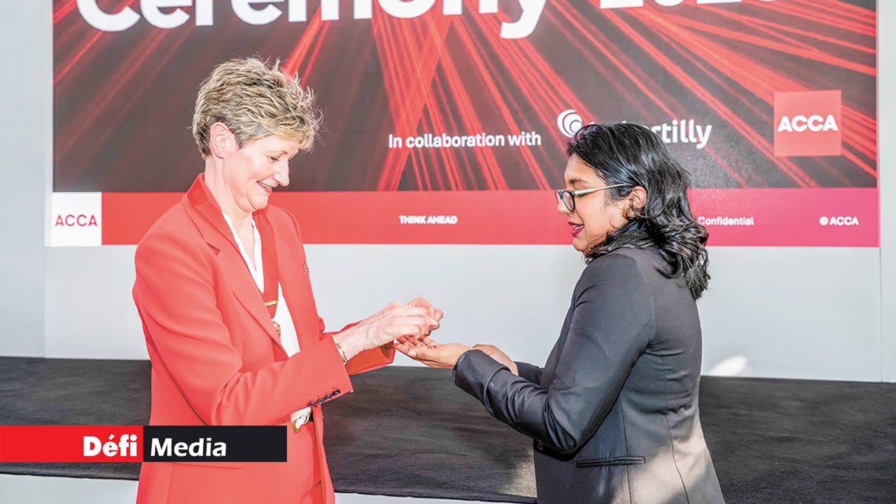 Melanie Proffitt, ACCA Deputy President, et Eshna Ramdewar.