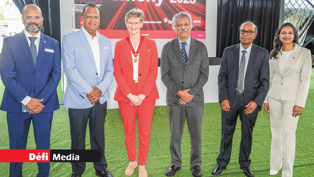 Den Surfraz, ACCA Council Member ; Subhas Purgus, Certified Public Accountant ; Melanie Proffitt, ACCA Deputy President ; Jay Prakash Ramhotar, FCCA ; Khemraj Ramdoyal, FCCA ; et Madhavi Ramdin-Clark, Head of ACCA Mauritius & New Markets.