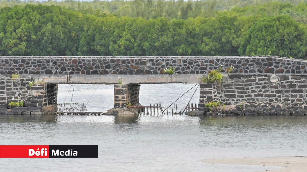 L’eau de la mer rejoint celle de la rivière à l’entrée du barachois.