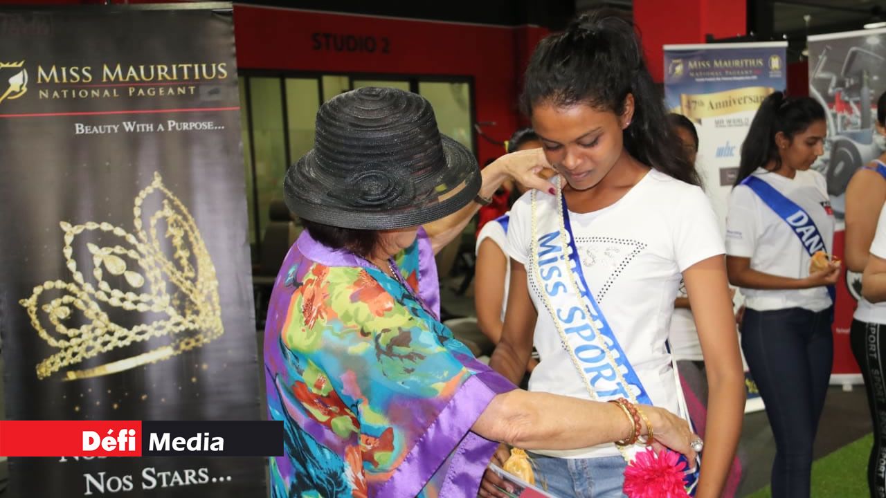 Primerose Obeegadoo, présidente du conseil organisateur, remet l’écharpe de Miss Sport à Sheekha Seebaluck. Primerose Obeegadoo, présidente du conseil organisateur, remet l’écharpe de Miss Sport à Sheekha Seebaluck.