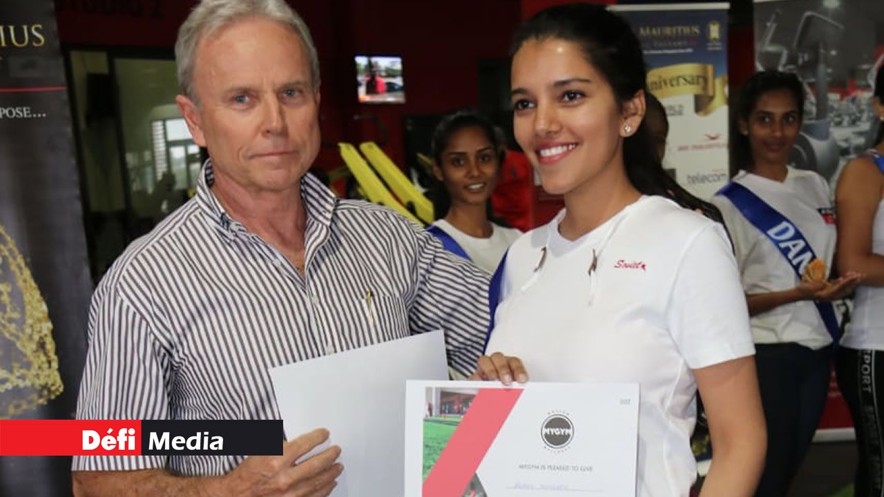 Asmah Mungrah reçoit son certificat. Asmah Mungrah reçoit son certificat.