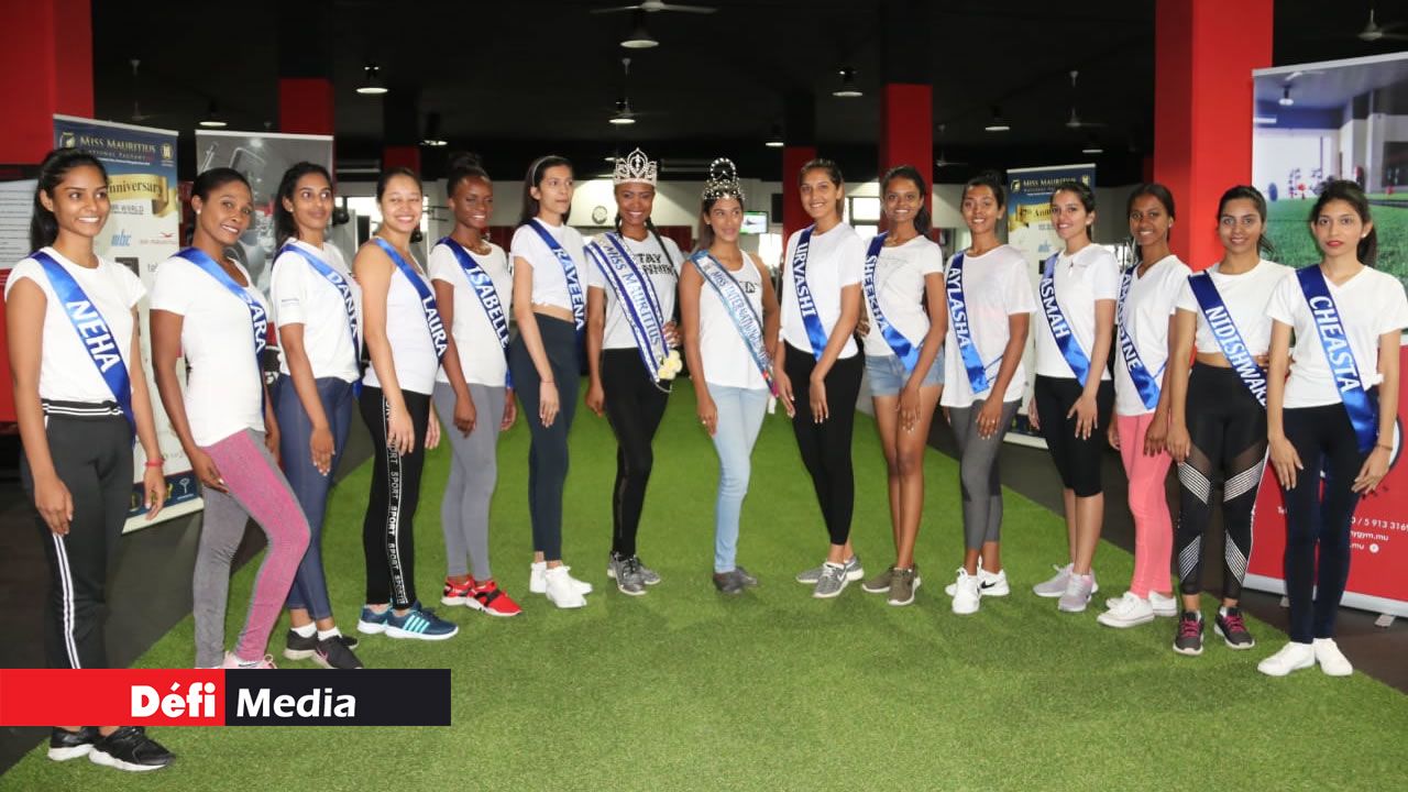 Treize des quatorze finalistes posent avec Ashna Nookooloo, Miss International 2017-2018, et Murielle Ravina, Miss Mauritius 2017-2018. Treize des quatorze finalistes posent avec Ashna Nookooloo, Miss International 2017-2018, et Murielle Ravina, Miss Mauritius 2017-2018.