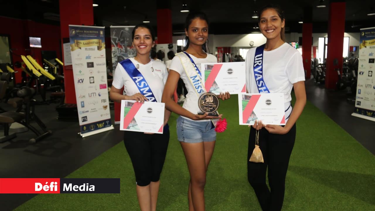 Asmah Mungrah (2e prix), Sheekha Seebaluck (1er prix) et Urvashi Gooriah (3e prix) posent pour une photo souvenir. Asmah Mungrah (2e prix), Sheekha Seebaluck (1er prix) et Urvashi Gooriah (3e prix) posent pour une photo souvenir.