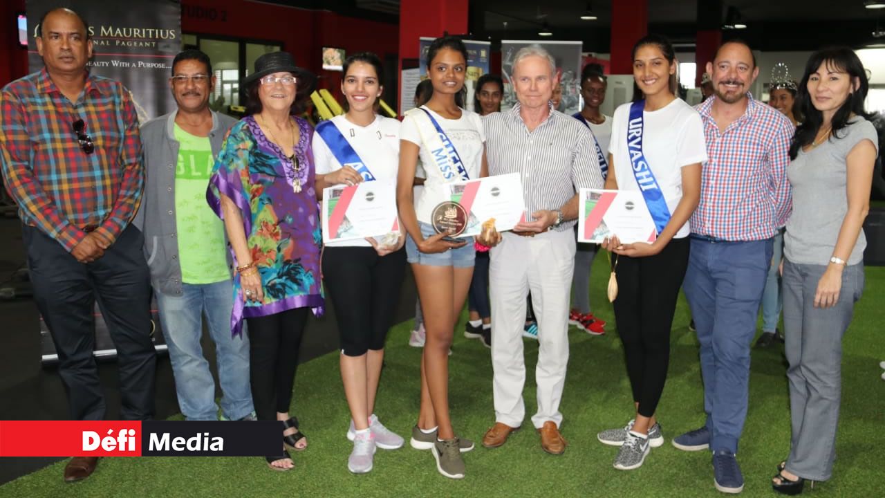 Les trois participantes récompensées au Sports Award 2018 posent avec les sponsors et les membres du comité organisateur. Les trois participantes récompensées au Sports Award 2018 posent avec les sponsors et les membres du comité organisateur.