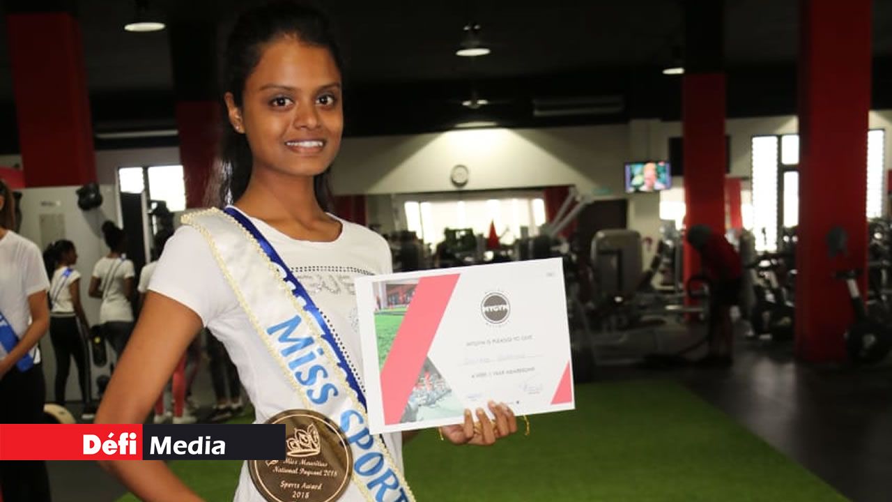 Sheekha Seebaluck tient fièrement son trophée et son certificat. Sheekha Seebaluck tient fièrement son trophée et son certificat.