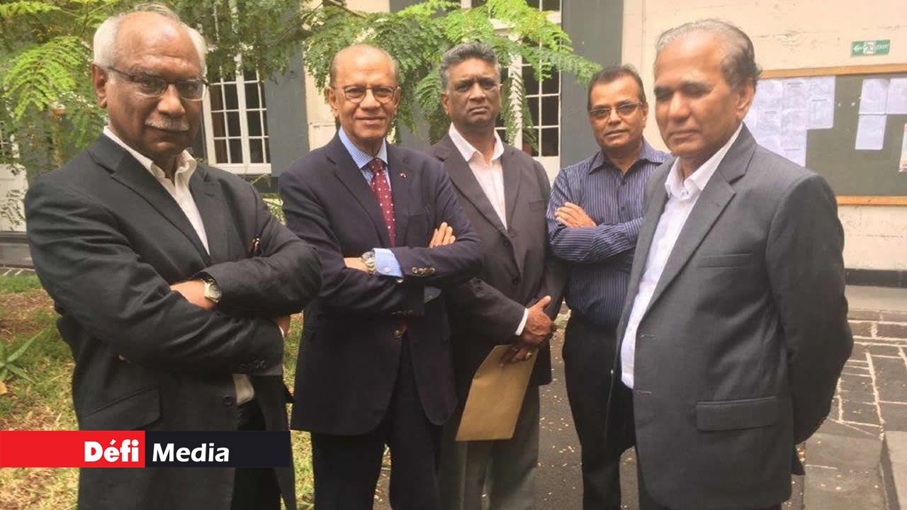 Navin Ramgoolam et ses fidèles lieutenants en Cour suprême vendredi.