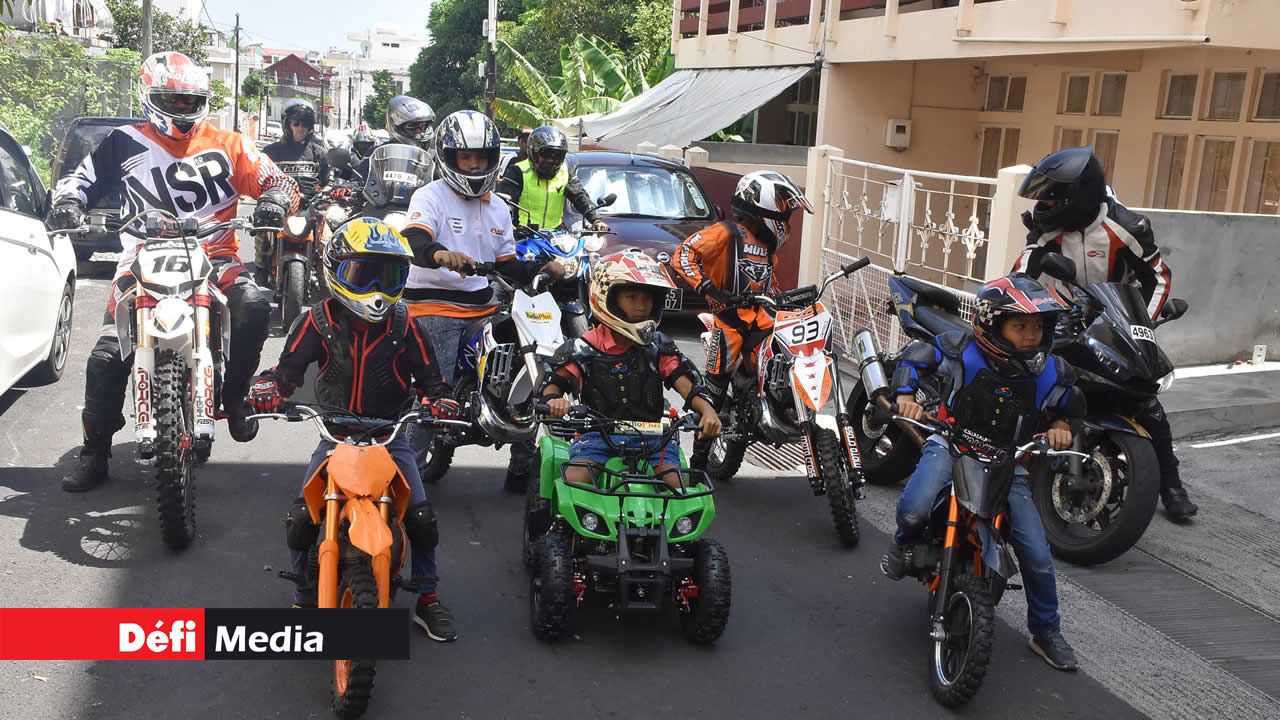 Les motos se sont réunies devant les locaux du Défi Media Group avant le défilé. Photo : Waren Marie