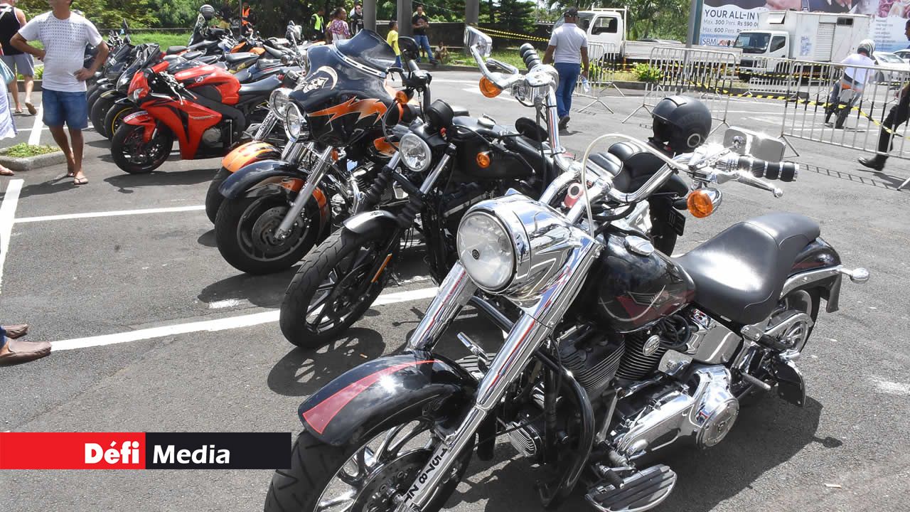 Des motos de grosses cylindrées, dont des Harley Davidson, exposées. Photo : Waren Marie