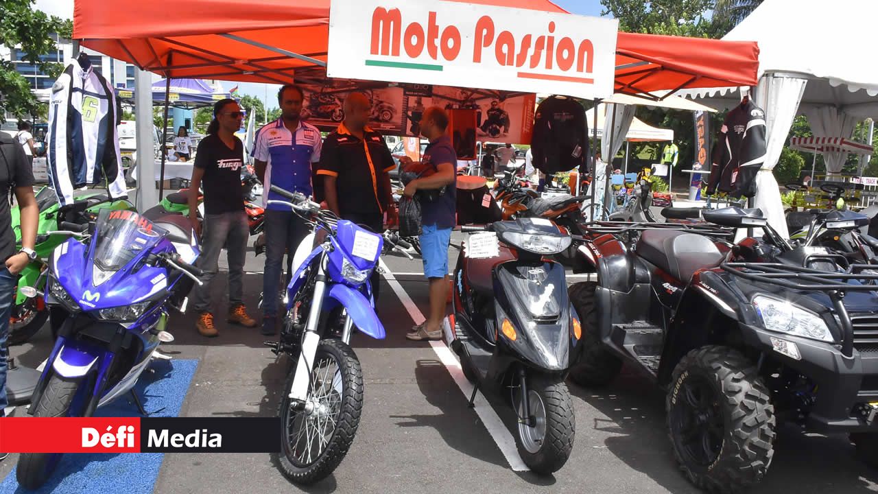 Les concessionnaires présents, comme Moto Passion, proposent des remises sur les motos. Photo : Waren Marie