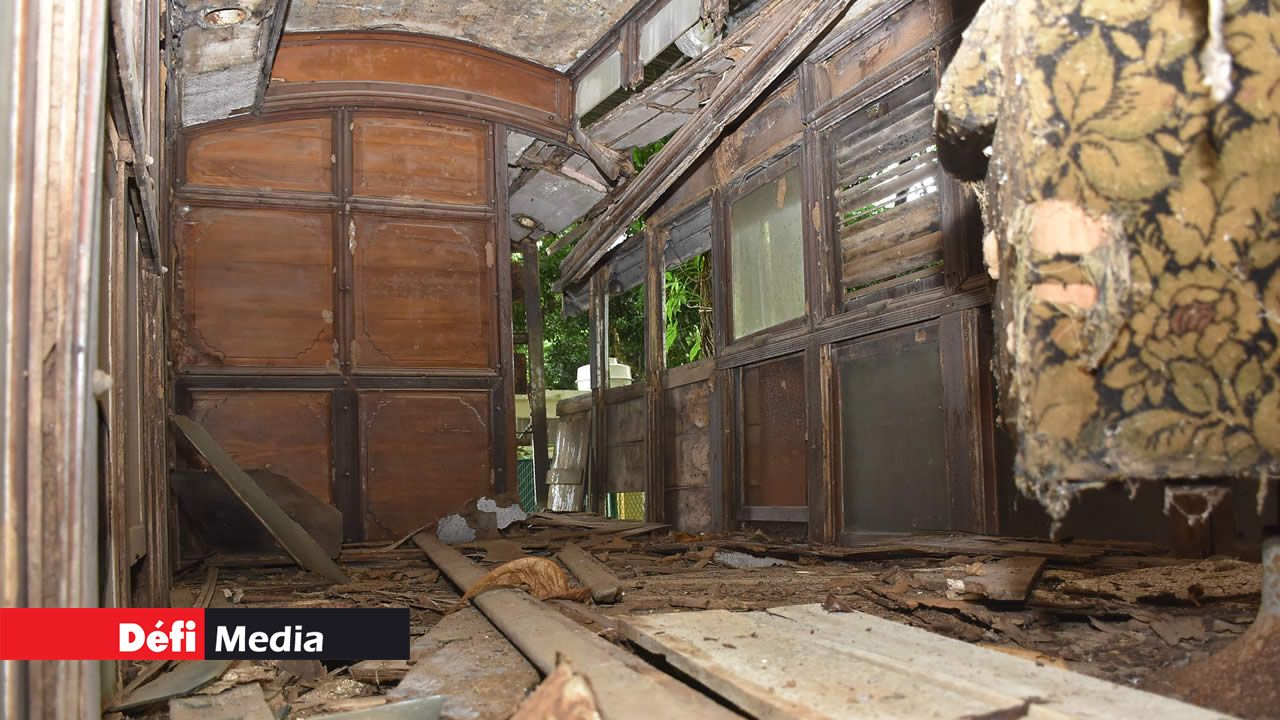 Le wagon s’est détérioré au fil du temps à cause des intempéries.