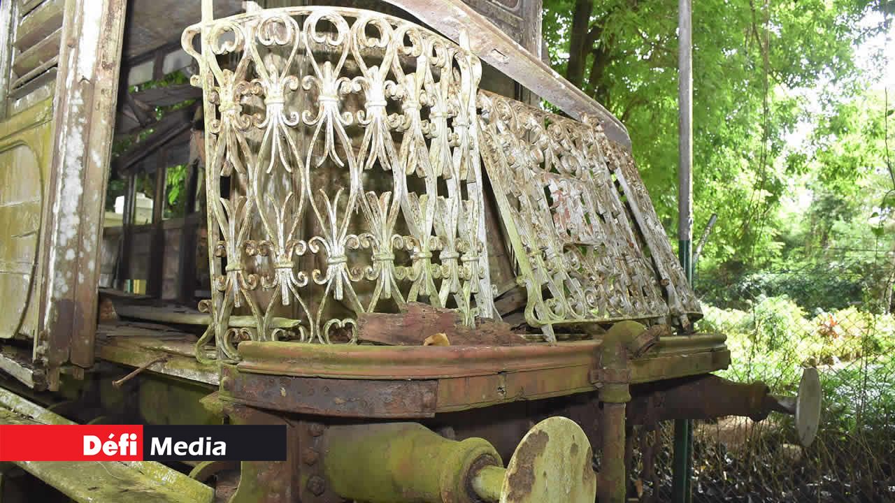 La rambarde du balcon était faite en fer forgé décoratif.