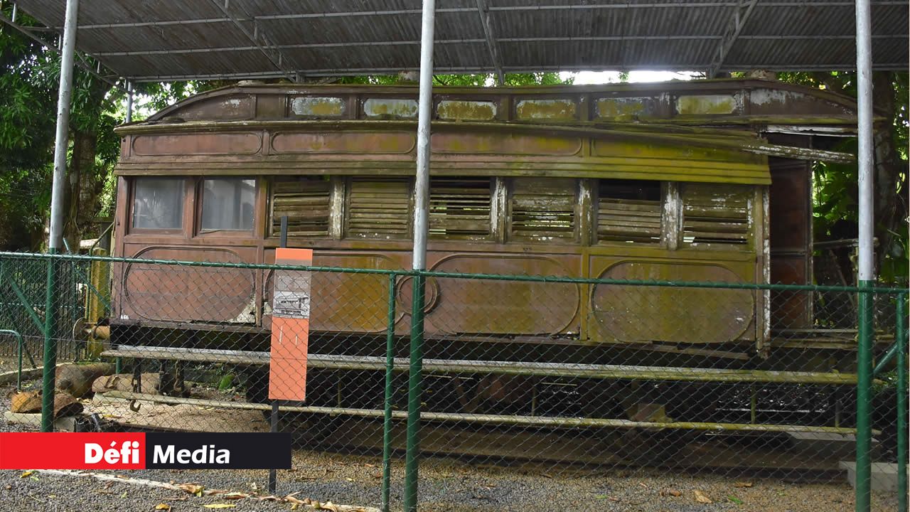 Le wagon du gouverneur était un beau véhicule construit dans l’usine de Plaine Lauzun, avec des panneaux de teck poli. Le dernier gouverneur à l’utiliser fut sir Robert Scott en 1955.
