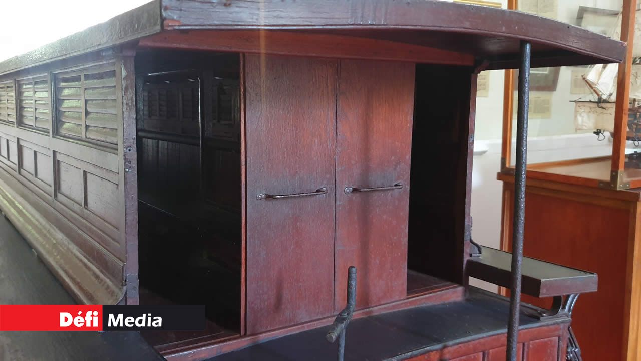 Ce sont les premiers wagons de passagers à deux niveaux de l’époque ferroviaire à Maurice, qui fut ouvert au public le 24 mai 1864.