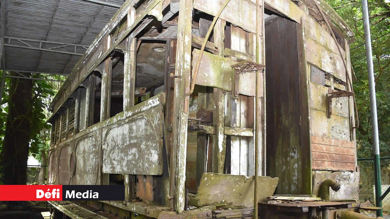 Dégradation du wagon du gouverneur, exposé au Musée naval de Mahébourg.